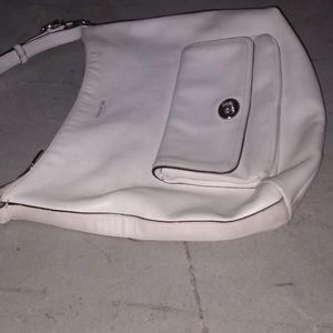 Whote ivory COACH should  bag
